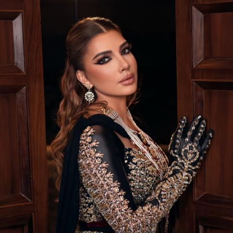 أصالة بفستان أسود بتطريزات ذهبية من توقيع مهرة للمصممة فرح البابطين - الصورة بعدسة محمد أحمد