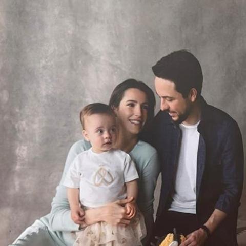 إطلالات عائلية هادئة للأمير الحسين والأميرة رجوة في صورة بطاقة التهنئة