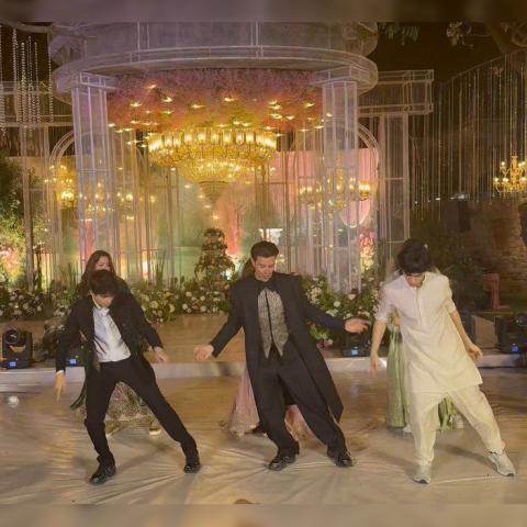 هريثيك روشان وسط أبنائه هريهان وهريدان - إكس