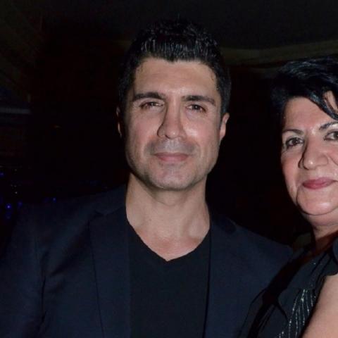 أوزجان دينيز مع والدته - صورة من السوشيال ميديا