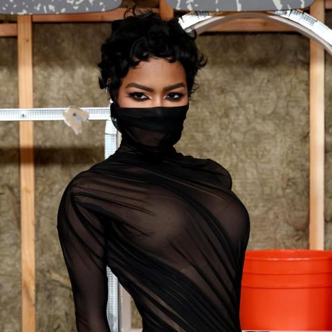 إطلالة كوتور منحوتة من Ashi Studio تختارها تيانا تايلور