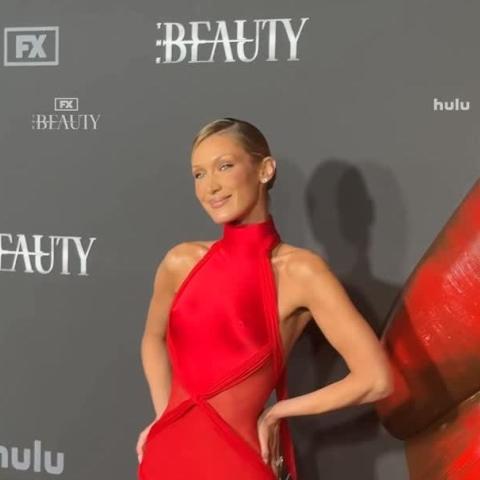 بيلا حديد بالأحمر من توقيع سكياباريللي في عرض The Beauty