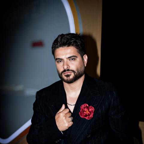 ناصيف زيتون بإطلالة بأسلوب جديد من توقيع برادا