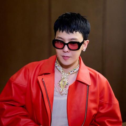 قطعة مجوهرات فريدة من Jacob &amp; Co. ترافق G-DRAGON على المسرح - الصورة من انستغرام Jacob &amp; Co.