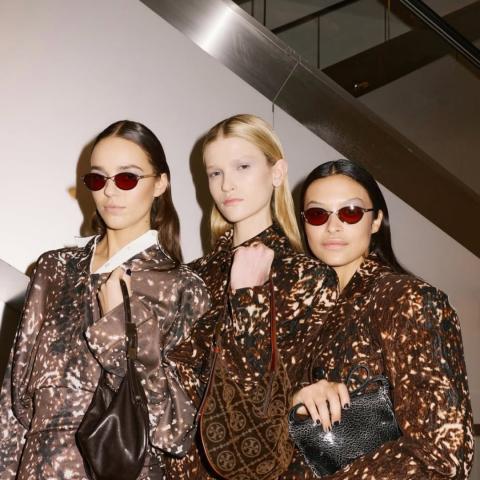 Bambi Core: نقشة الغزال تتصدر مشهد الأزياء لموسم شتاء 2026 - الصورة لعلامة توري بورش Tory Burch