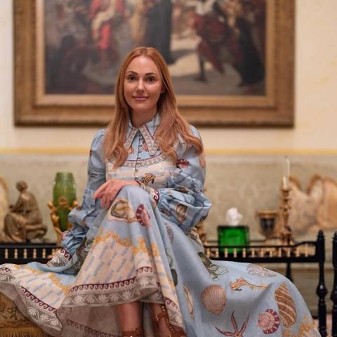 مريم أوزرلي بفستان Alemais ميدي مع تفاصيل فنية مرسومة - الصورة من انستغرام النجمة