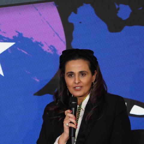 الشيخة المياسة بإطلالة عملية بالبليزر الأسود والوشاح