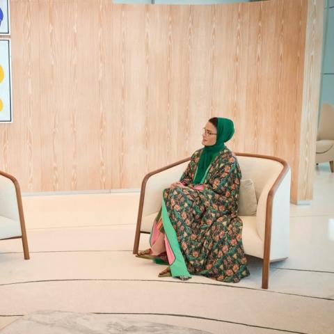 الشيخة موزا باطلالة حيوية بعباءة منقشة بالورود - الصورة من انستغرام الشيخة موزا