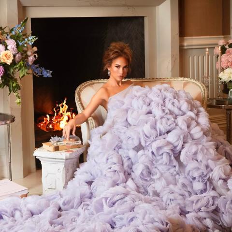 بتلات وزهور… جينيفر لوبيز تتألق بفستان بنفسجي زاهي - الصورة من انستغرام جينيفر لوبيز بعدسة John Russo