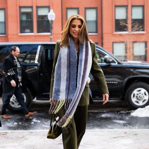 إطلالة شتوية راقية: الملكة رانيا تختار الطقم الزيتي - الصورة من انستغرام الملكة رانيا