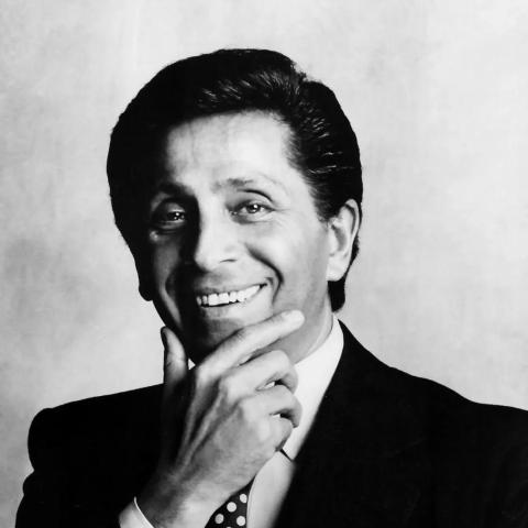 فالنتينو غارافاني يرسم Sketch - الصورة بعدسة Gianni Giansanti في عام 2000