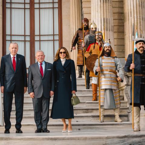 الملكة رانيا بمعطف كلاسيكي من علايا وتنورة مخملية في تركيا