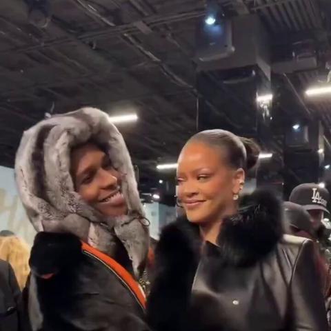 ريهانا بالجلد والفرو وآيساب روكي بستريت ستايل في عرض AWGE