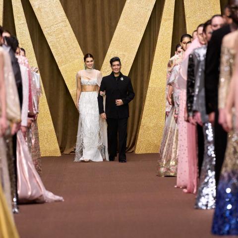 مانيش مالهوترا يحتفي بالهوية الهندية في أسبوع دبي للموضة