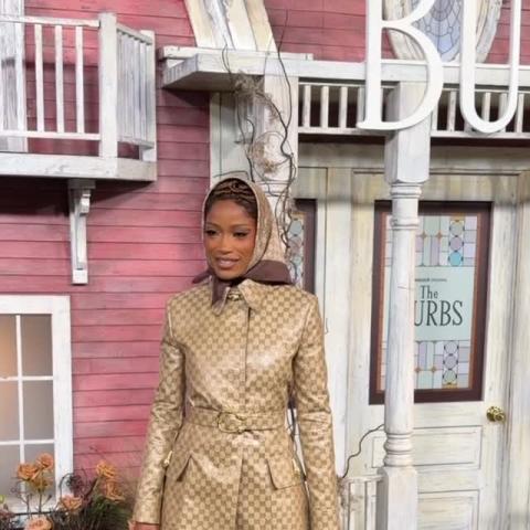 إطلالة كيكي بالمر من غوتشي: … تحول ألـ Logomania  إلى بيان موضة جريء