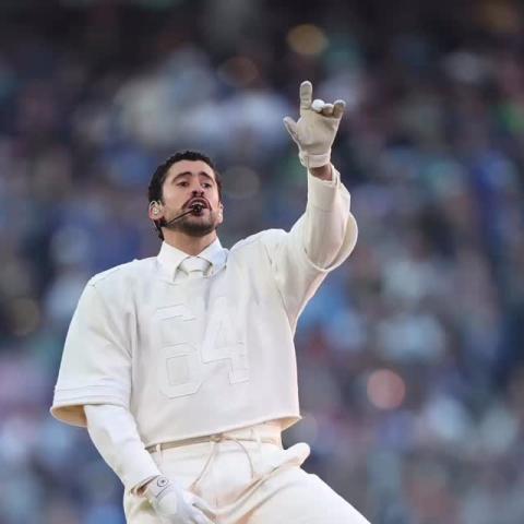 Bad Bunny بإطلالة أحادية اللون من Zara  وساعة أودمار بيغيه