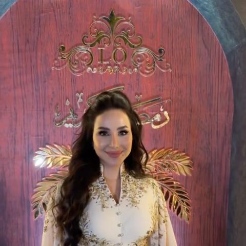 لجين عمران بقفطان أبيض مطرز بالذهبي في السحور الرمضاني