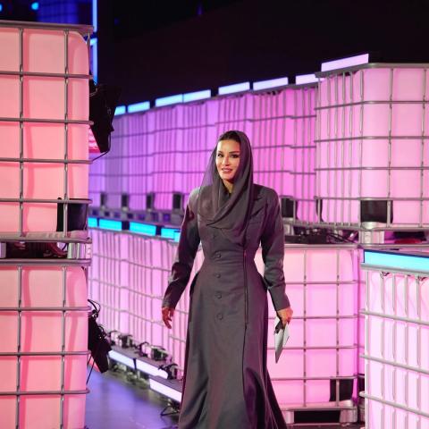 الشيخة موزا تعتمد عباءة بأسلوب المعطف في قمة الويب قطر