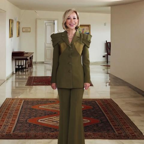 بدلة زيتية منحوتة… خيار نعمت عون من توقيع داليدا عياش