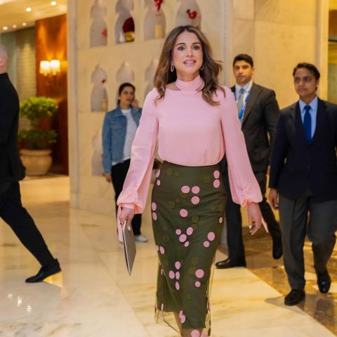 أناقة الملكة رانيا في الهند: توب زهري وتنورة بولكا دوتس - الصورة من انستغرام الملكة رانيا