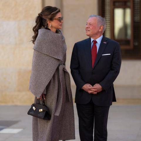 صيحة المعطف الـ Wrapped تبرز في إطلالة الملكة رانيا الرسمية