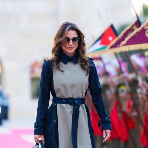 الملكة رانيا بإطلالة دبلوماسية أنيقة بتوقيع ساكاي وبرادا