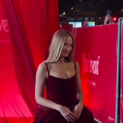 مارغوت روبي بإطلالة مخصصة من شانيل ومجوهرات بوزن 100 قيراط