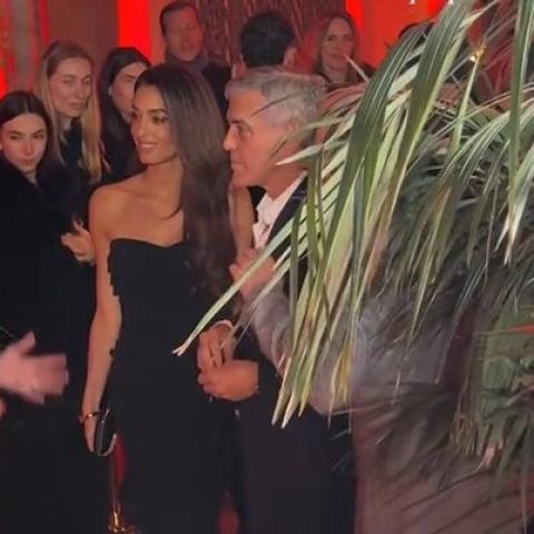 أمل كلوني بفستان أسود Sweetheart وجورج كلوني بأسلوب متناسق