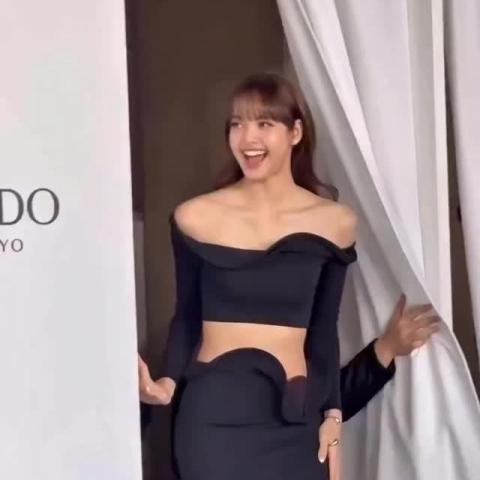 ليسا في طوكيو بإطلالة بتفاصيل منحوتة بارزة