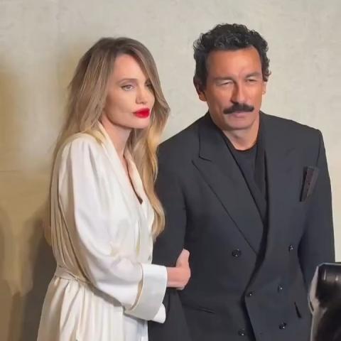 أنجلينا جولي بفستان أبيض وشفاه حمراء جريئة بتوقيع توم فورد