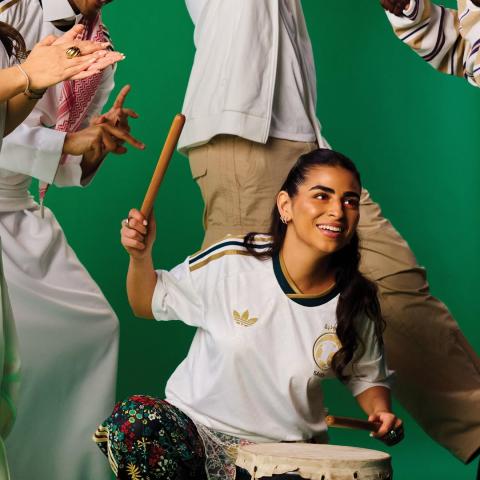 عودة شعار Trefoil: لمسة تراثية بروح عصرية في قمصان المونديال