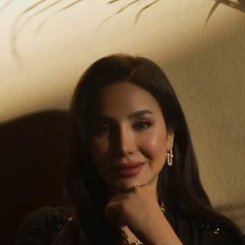 أناقة لجين عمران بالعباية السوداء ومجوهرات تيفاني أند كو.