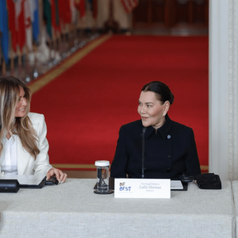 الأميرة للا حسناء تتألق بلوك كلاسيكي أنيق في البيت الأبيض