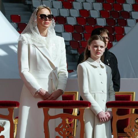 الأميرة شارلين وابنتها غابرييلا تتألقان بالأبيض من ايلي صعب