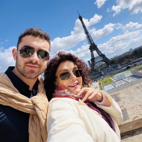 لحظات عفوية تجمع كاريس بشار وابنها في باريس