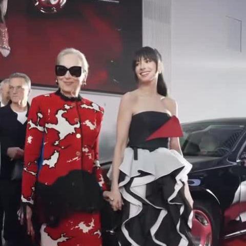 آن هاثاواي بفستان فالنتينو وميريل ستريب في شانيل في طوكيو