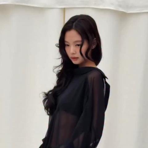 جيني بإطلالة أنثوية يتخللها الشيفون في سيول