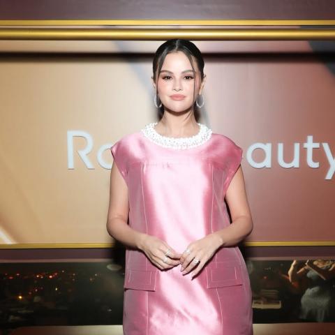 فستان سيلينا غوميز من برادا بتصميم ذكي ومجوهرات مدمجة