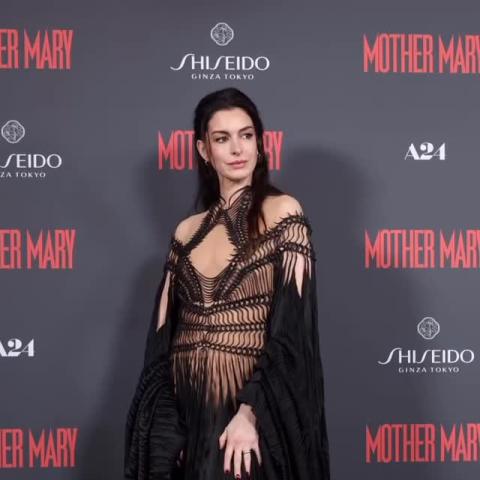 آن هاثاواي بإطلالة درامية قوطية في عرض Mother Mary