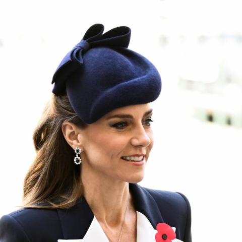 كيت ميدلتون بإطلالة ملكية من جيفنشي تحمل رمزية خاصةكيت ميدلتون بإطلالة ملكية من جيفنشي تحمل رمزية خاصة