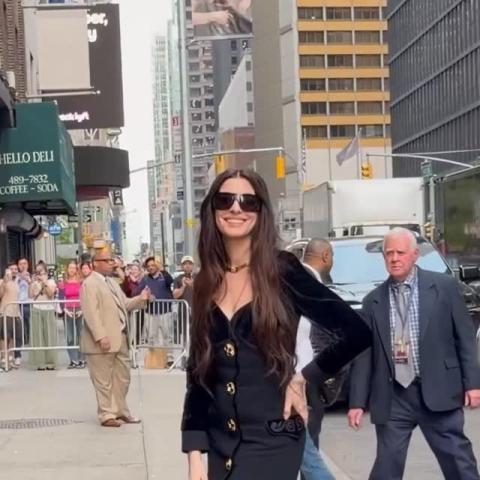 آن هاثاواي باطلالة من أرشيف فرساتشي ومجوهرات بولغاري