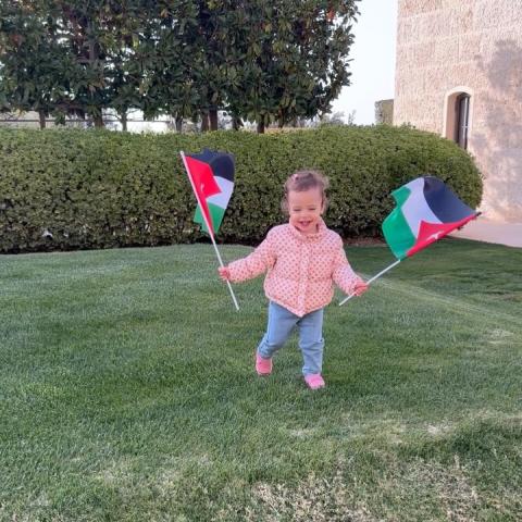 الأميرة إيمان بجاكيت من مونكلير حيوية في يوم العلم