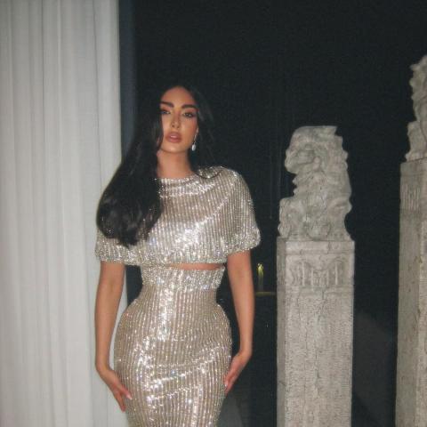 إطلالة براقة لنور الغندور بتصميم مطرز من Mimoza Kadriaj