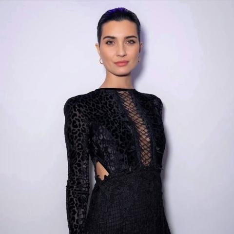 توبا بيوكستون بالفستان الأسود بتفاصيل المخمل والدانتيل