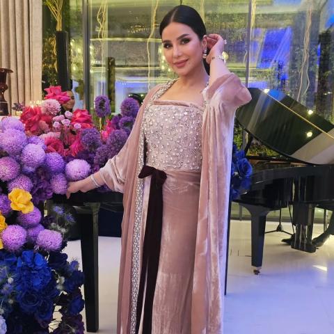 لجين عمران بإطلالة شرقية تجمع المخمل والترصيع