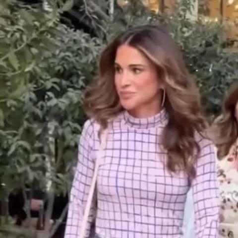 الملكة رانيا بإطلالة دنيم عصرية في زيارة إلى الصويفية
