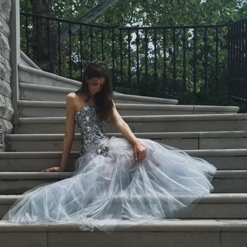 فستان فضي لامع… إطلالة ساندي روز في حفل تخرجها المدرسي