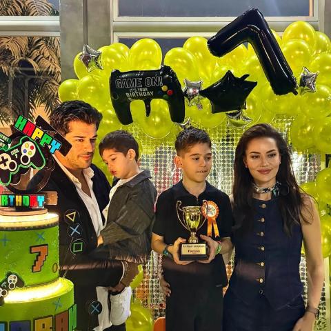 بوراك أوزجيفيت وفهرية أفجان يحتفلان بعيد ميلاد ابنهما كاران