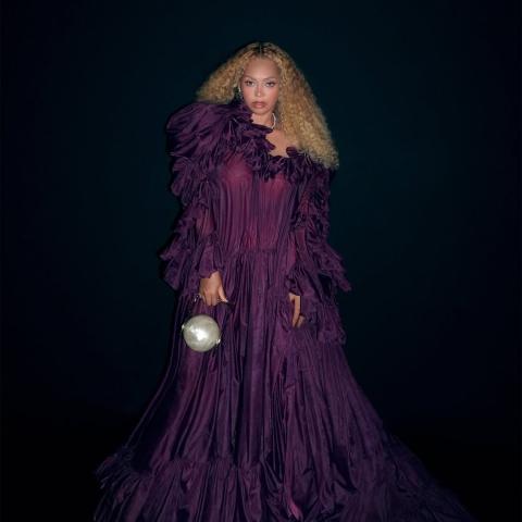 بيونسيه بفستان بنفسجي بقصة الكشاكش من سان لوران