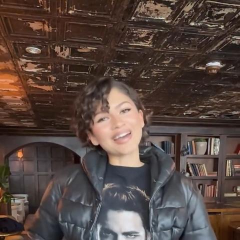 تي-شيرت Twilight يحوّل زندايا إلى محور حديث عرض The Drama